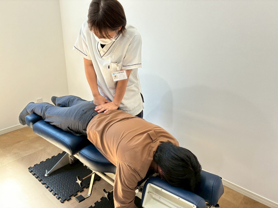 骨盤矯正の施術を受ける女性
